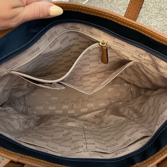 Great condition! MICHAEL KORS Navy Nylon and Brown Leather Kempton Shoulder Tote - Picture 4 of 4